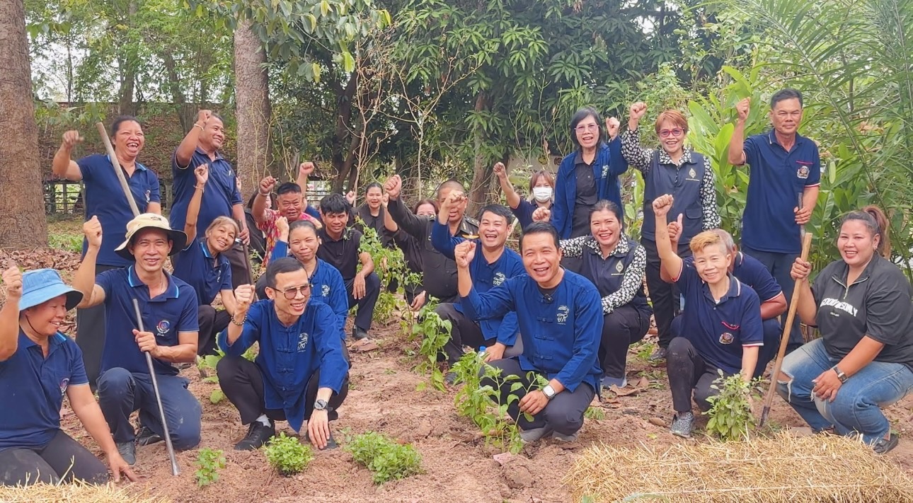 ปฏิบัติการ"Quick  Win" 90 วัน ปลูกผักสวนครัวเพื่อสร้างความมั่นคงทางอาหาร สู้ภัยวิกฤตด้วยวิถีพอเพียง